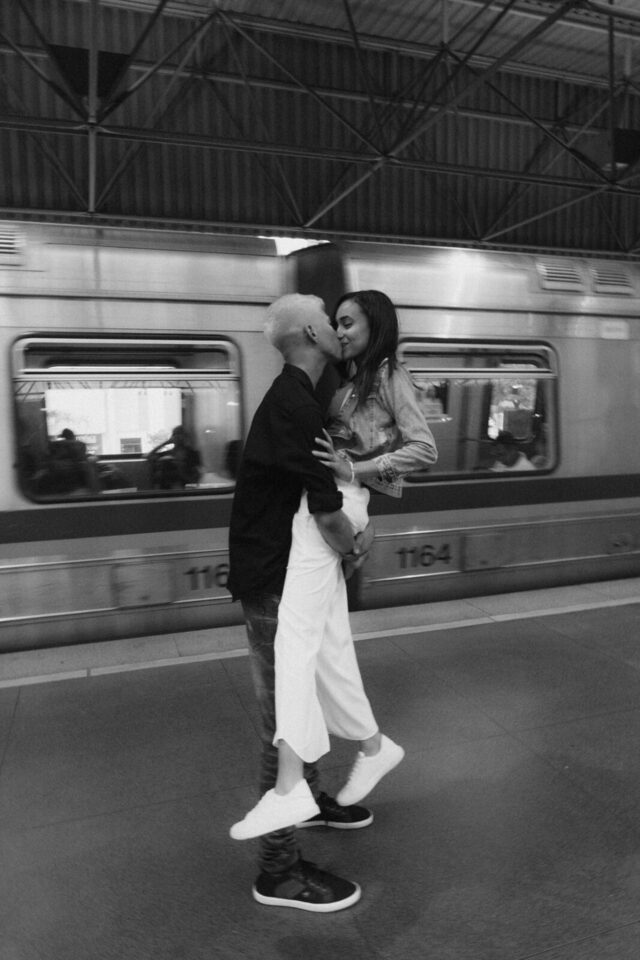 Brincando no metrô e deixando um registro fotográfico incrível, Samara e Joel.